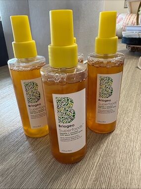 Briogeo Superfoods Banana + Coconut Texture Spray in yellow